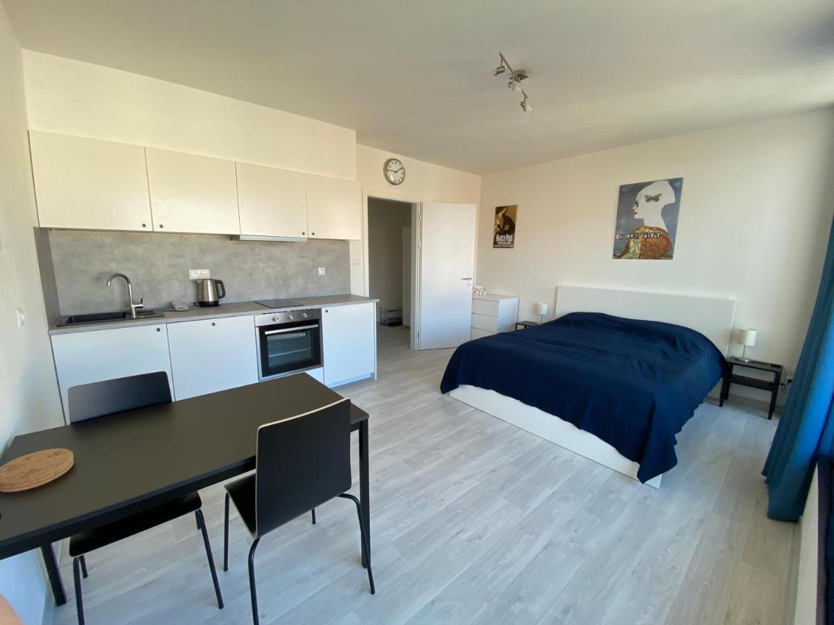 Cozy Studio With Garage In The City Center เปิลเซน ภายนอก รูปภาพ